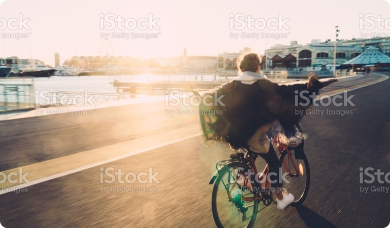 rapariga na bicicleta