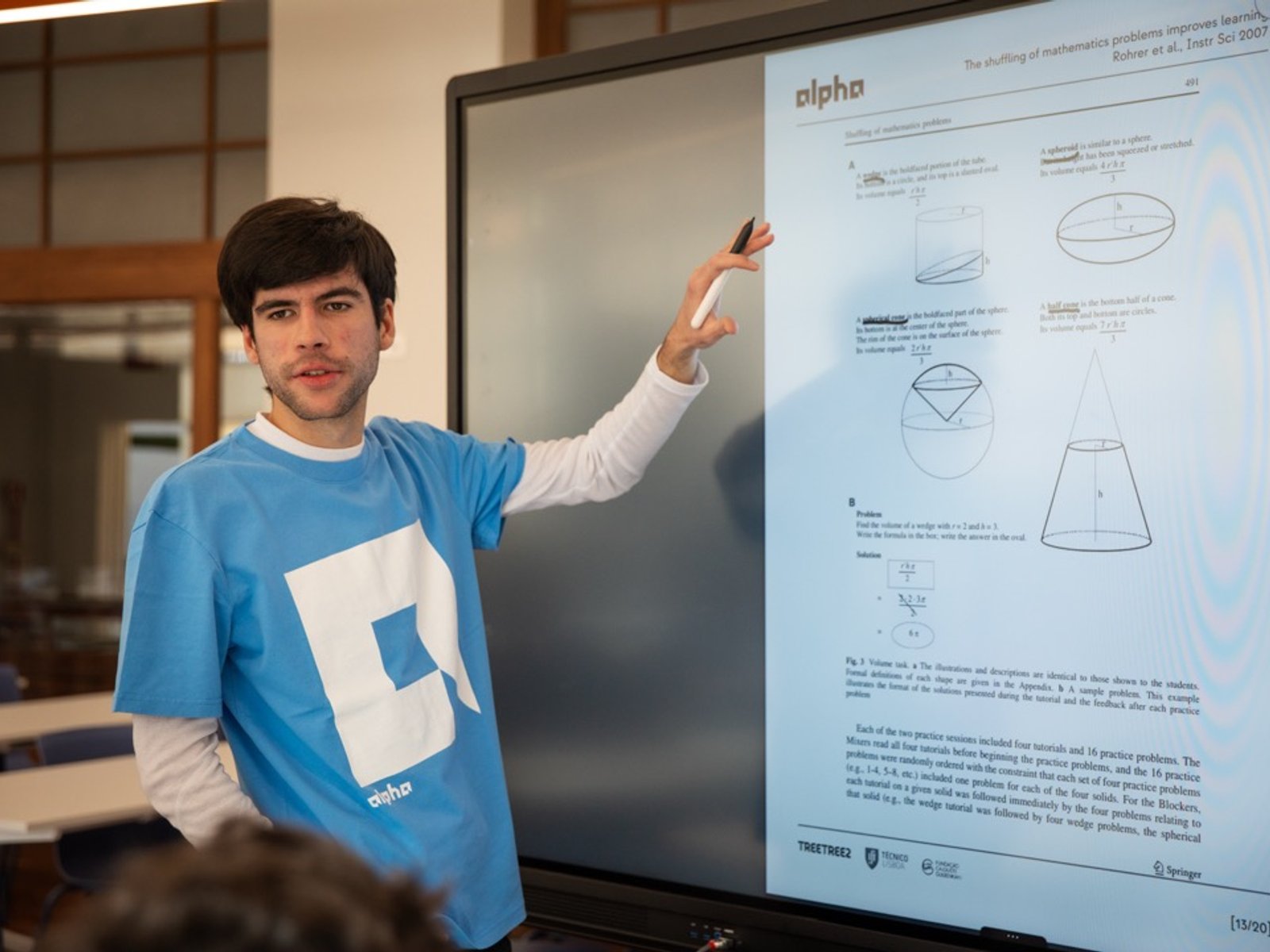 Um instrutor Alpha apresenta investigação sobre aprendizagem durante uma sessão de matemática.