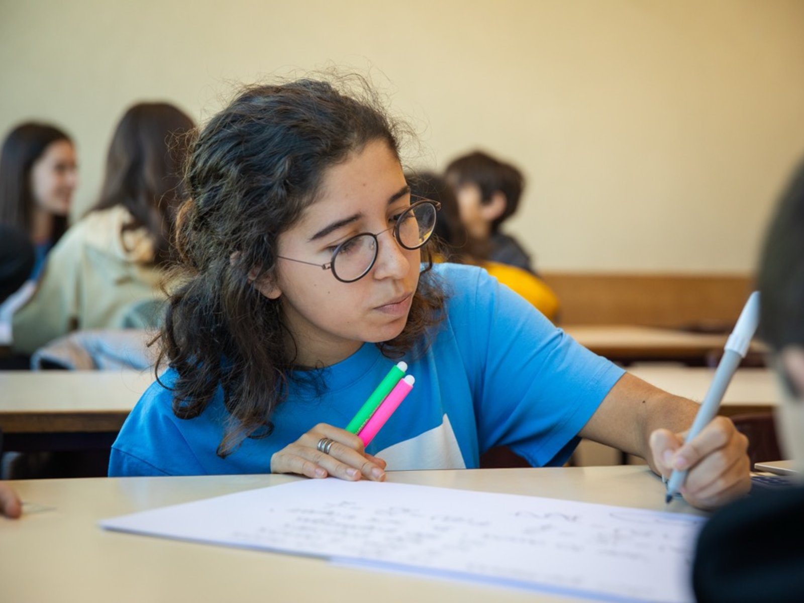 Uma instrutora Alpha trabalha num exercício escrito durante uma sessão.