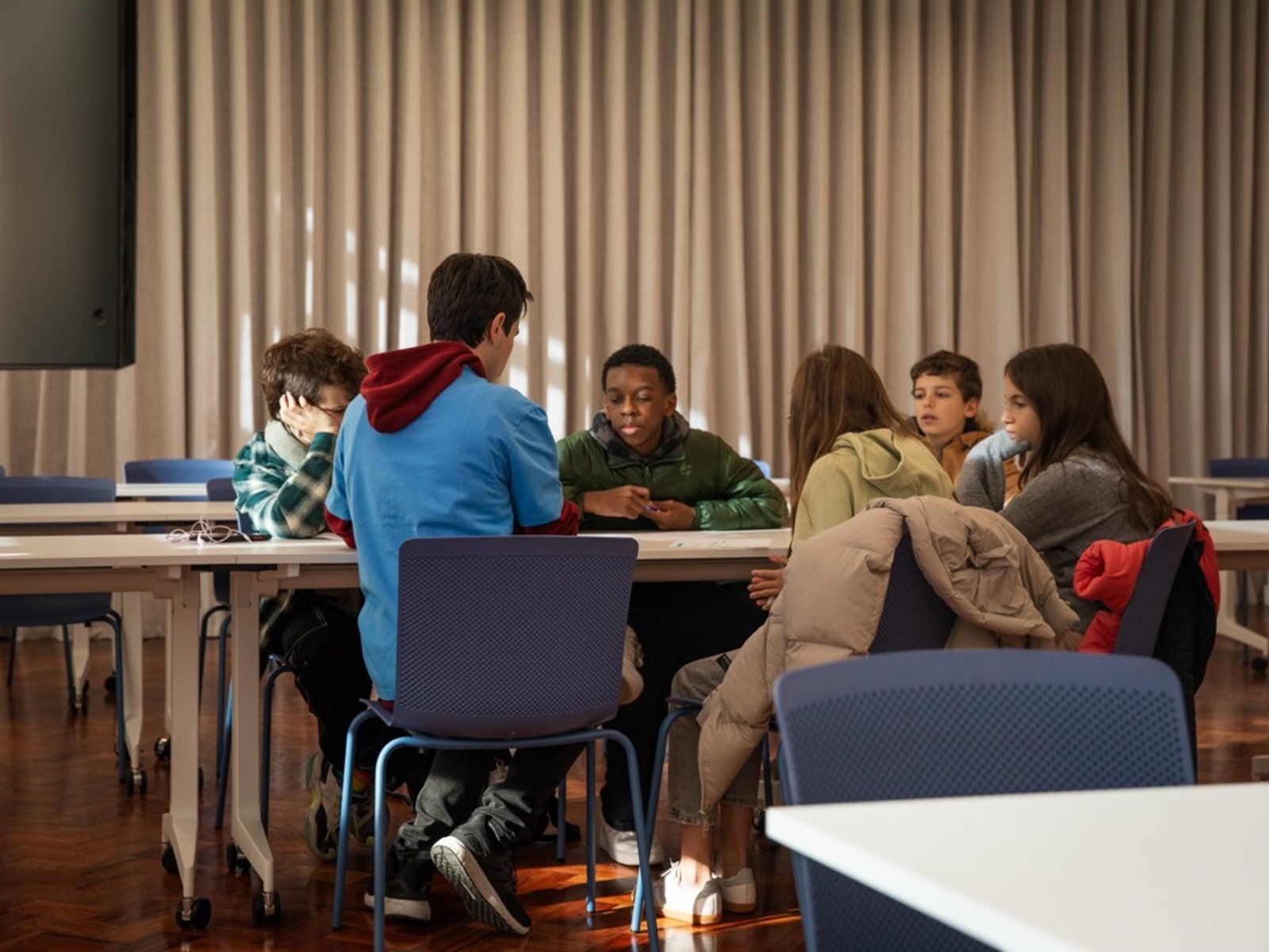 Um instrutor Alpha conversa com cinco participantes sentados à mesa.